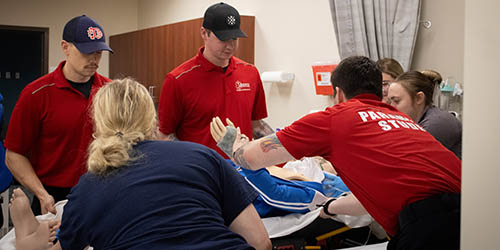 EMT students worth with manikin